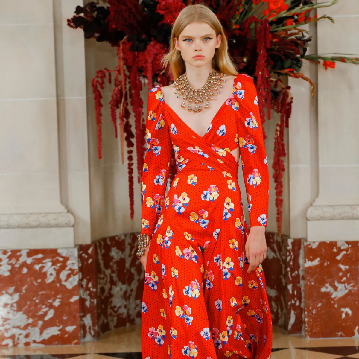 فستان ميدي باللون الأحمر من كارولينا هيرارا Carolina Herrera 