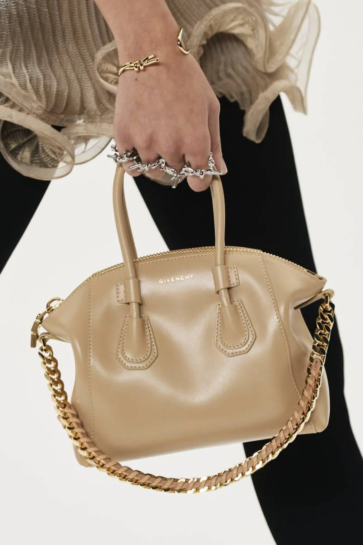 حقيبة يد باللون البيج من Givenchy 