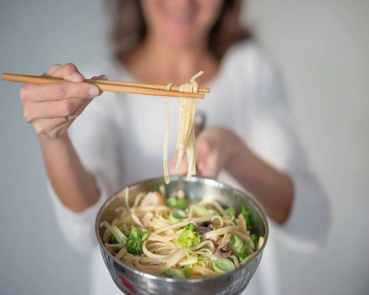 صورة لحامل تتناول المكرونة 