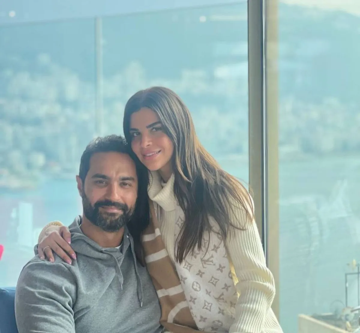 كريم فهمي وزوجته - الصورة من حسابه على انستغرام