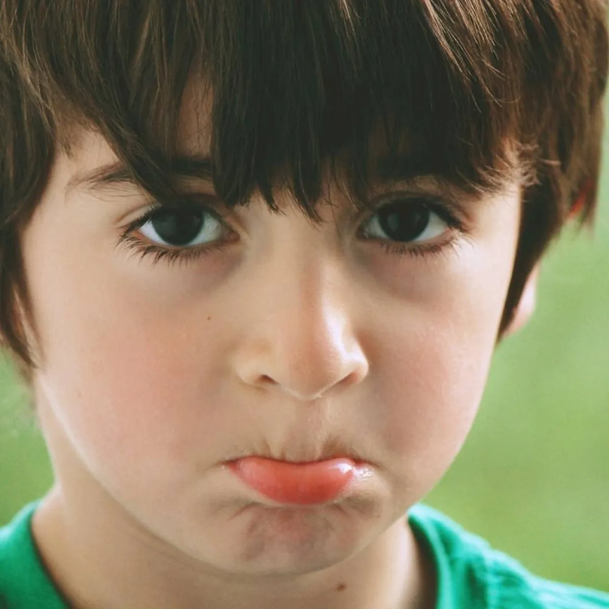 صورة لطفل غاضب