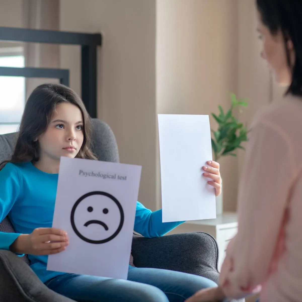 صورة لفتاة تتحدث مع أمها