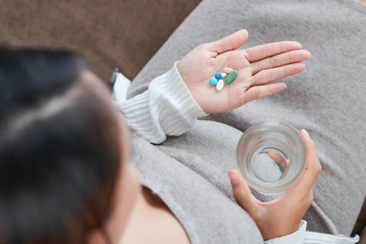 صور لامرأة تتناول المسكنات