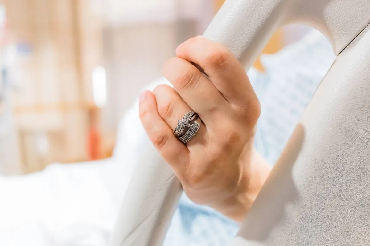 صورة لامرأة تعاني من التشنجات