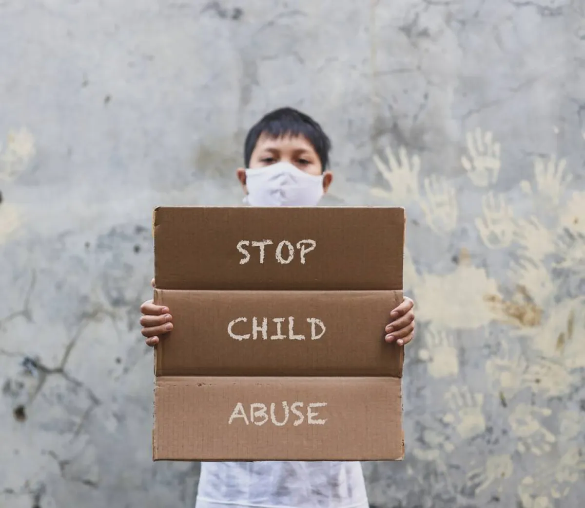 صورة لطفل يطالب بوقف الإيذاء