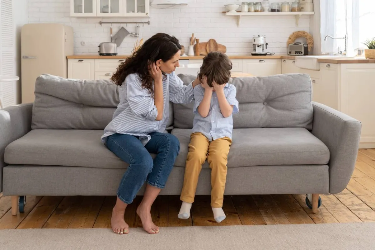 صورة لأم تتحدث إلى طفلها