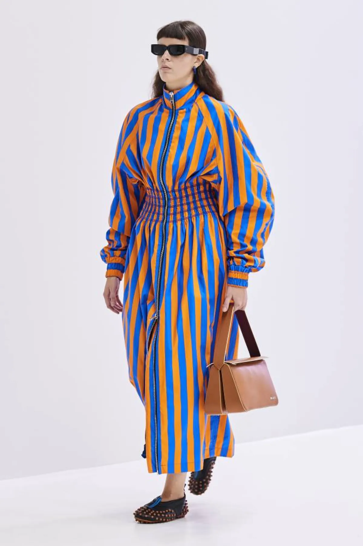 فستان مقلّم باللون الأزرق من Sunnei 