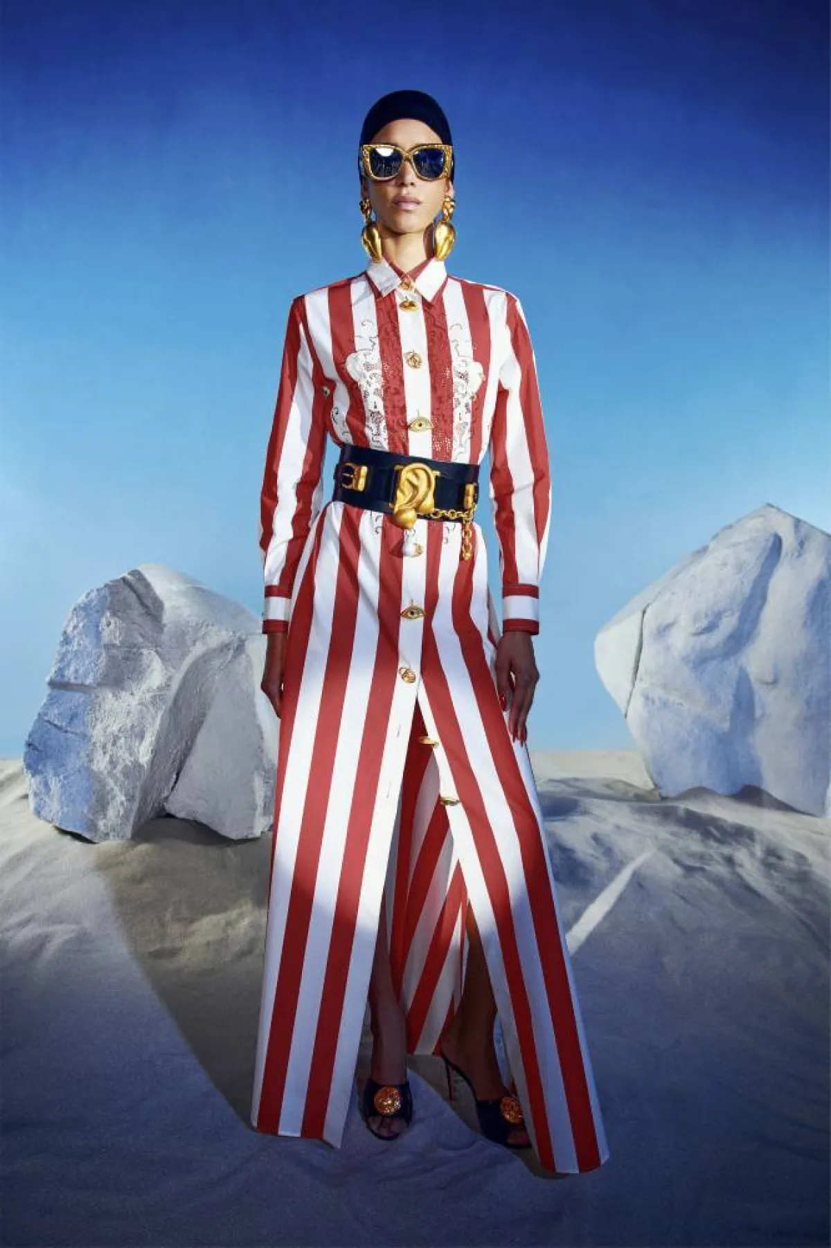 فستان مقلّم باللون الأحمر من  سكياباريللي Schiaparelli 