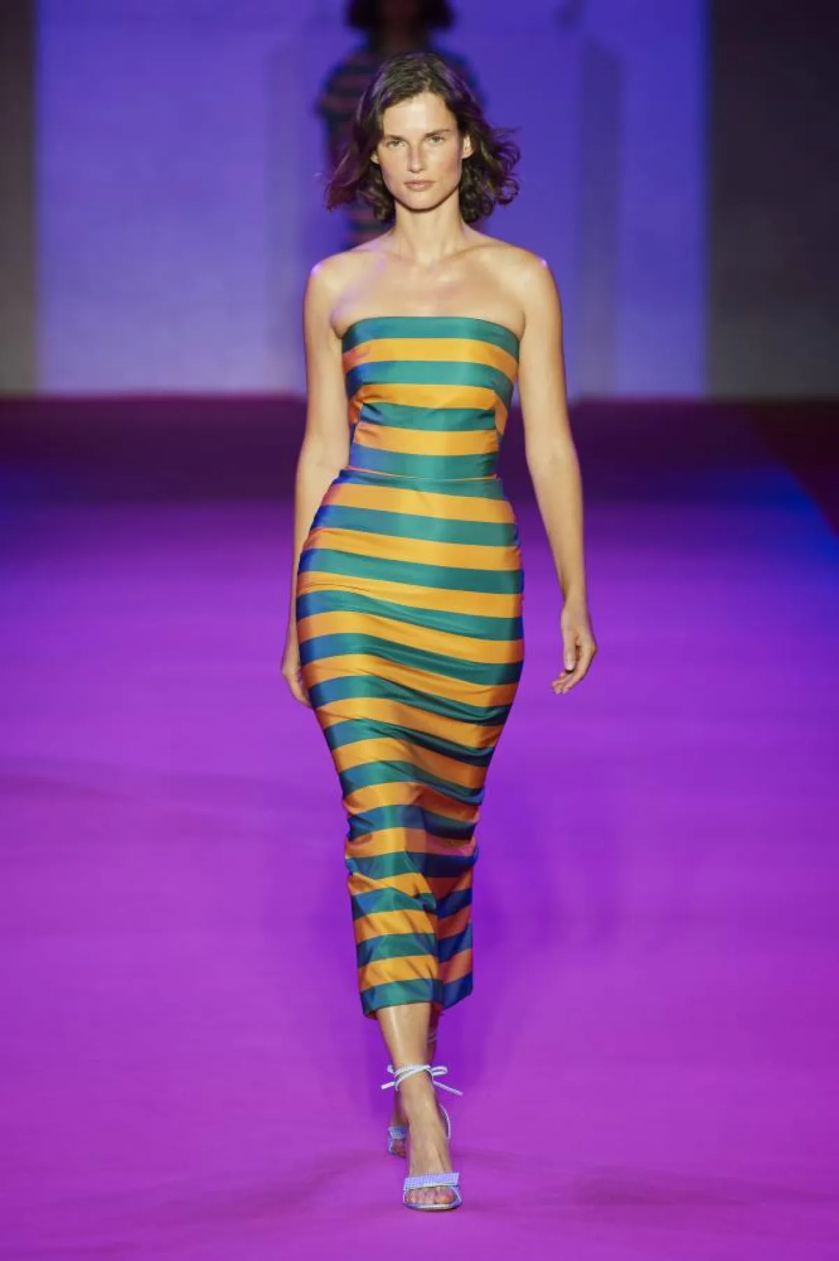 فستان مقلّم باللون الأخضر من Brandon Maxwell 