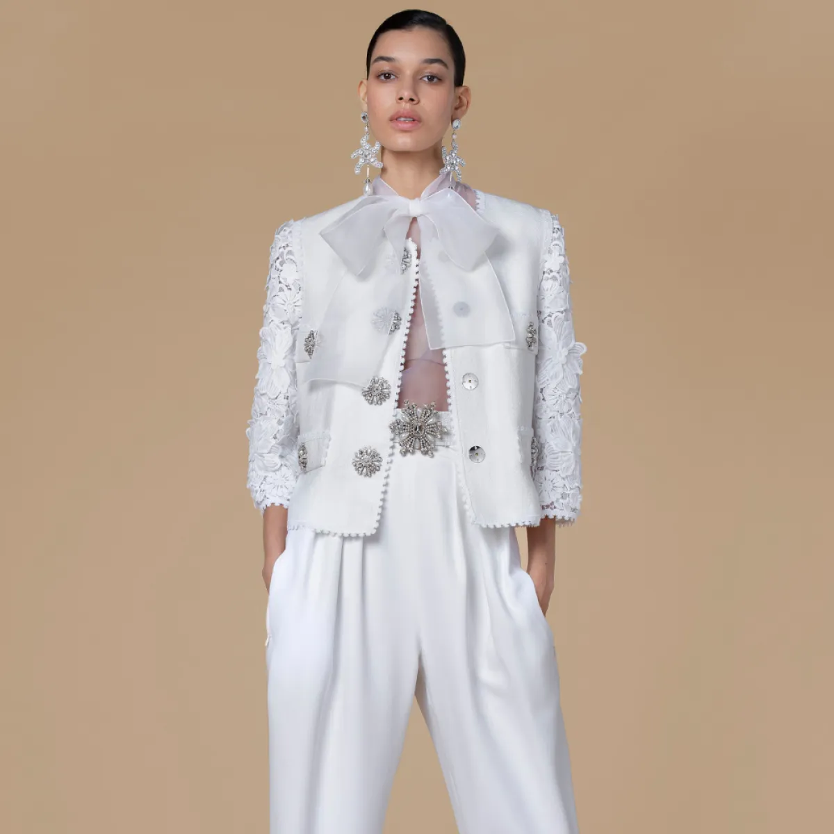 بدلة للعروس الجذابة من أندروا جين Andrew GN 