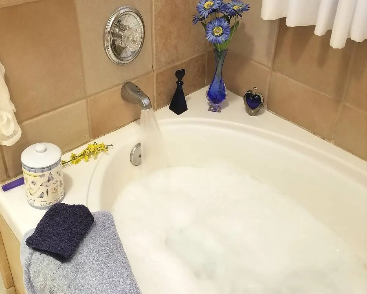 صورة لحوض استحمام ملىء بالماء الساخن 