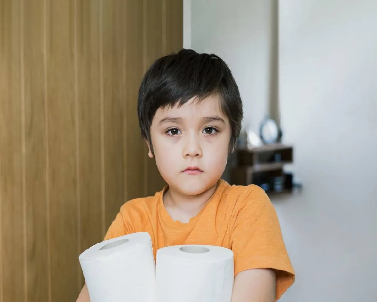 صورة لطفل مريض بالبواسير