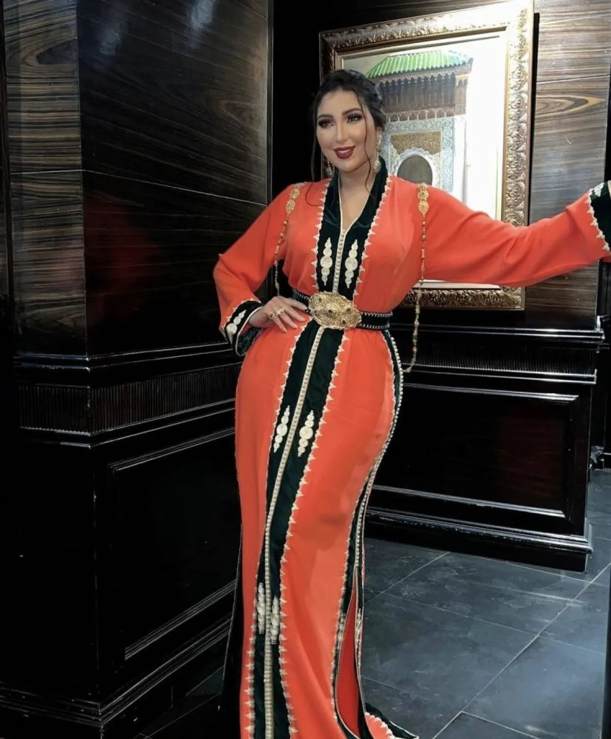 دنيا بطمة بقفطان اسود وبرتقالي