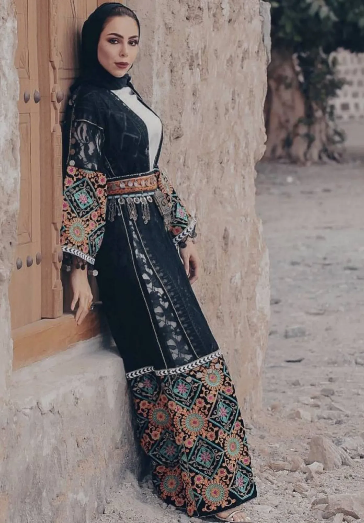 تسنيم ابو سيدو بقفطان اسود وبرتقالي