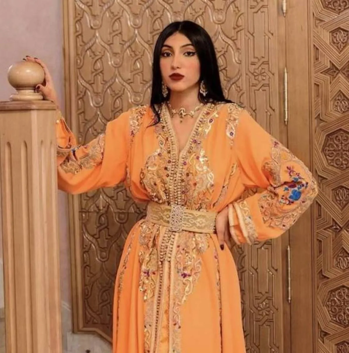 إيمان بطمة بالقفطان البرتقالي