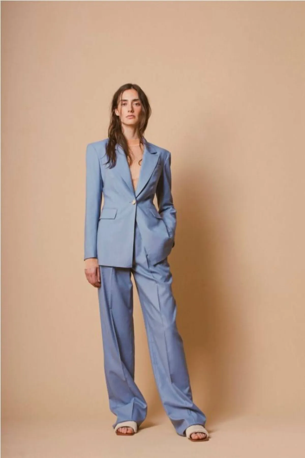 بدلات أنثوية أنيقة لمناسباتك الرسمية  من أكنفاس  Aknvas