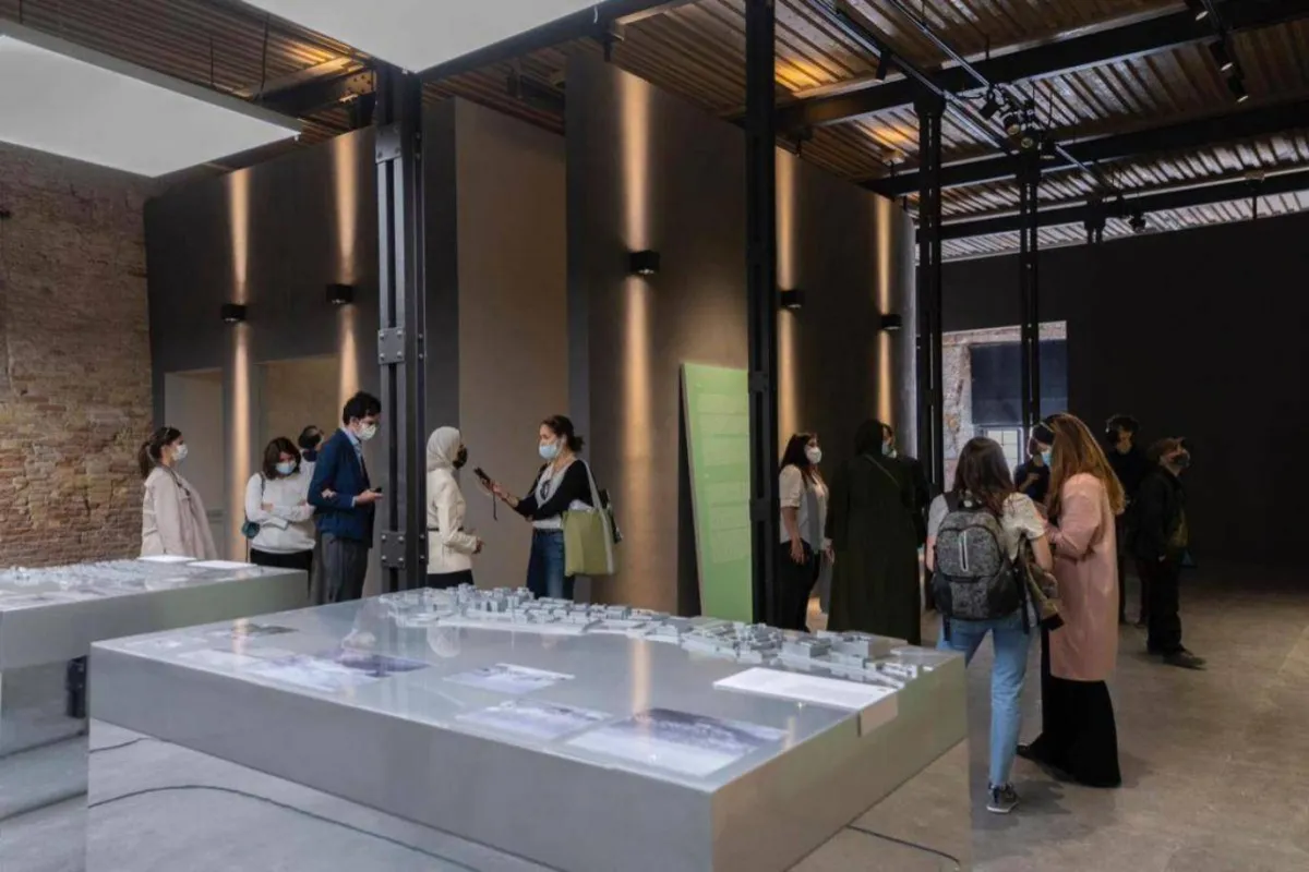 جناح المملكة في بينالي البندقية للفنون يُجسّد مشاركته في عمل إبداعي سعودي بعنوان "منطق الشجر"