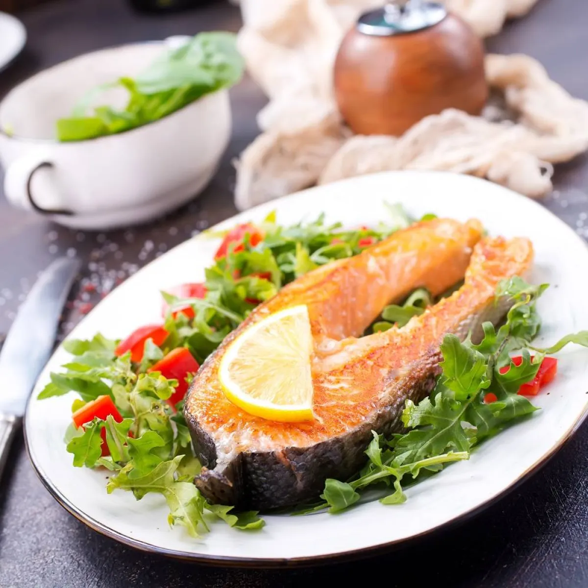 صورة لطبق من السمك والسلطات