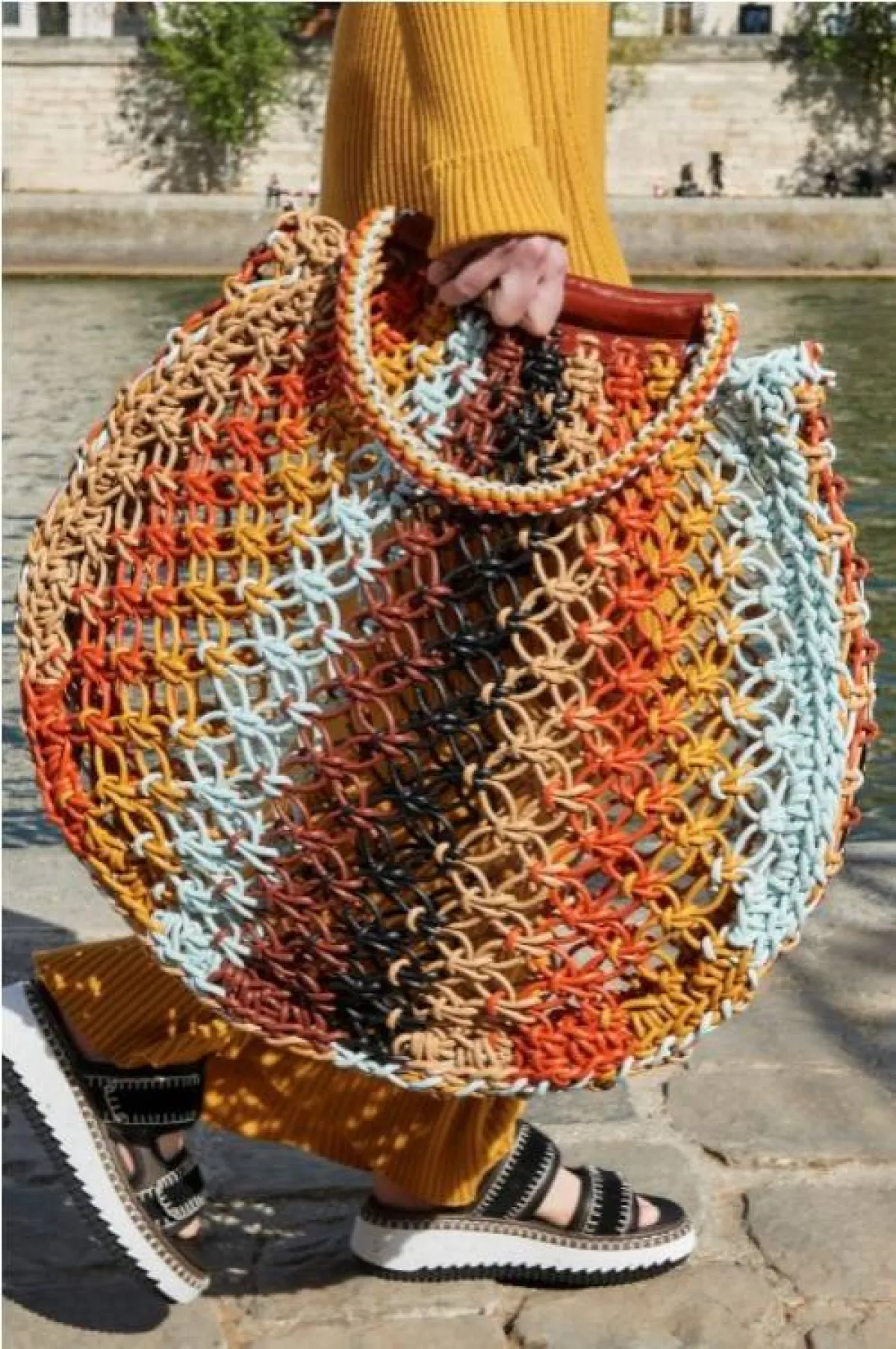 حقيبة بحجم ضخم من الكروشيه من كلوي  Chloe