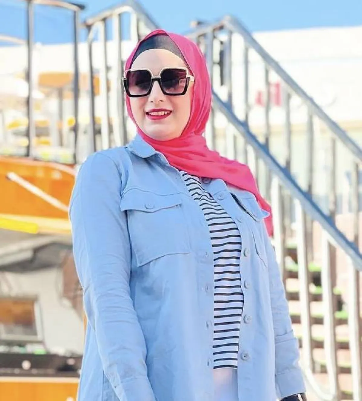 إطلالة الجينز مع الحجاب الفوشيا