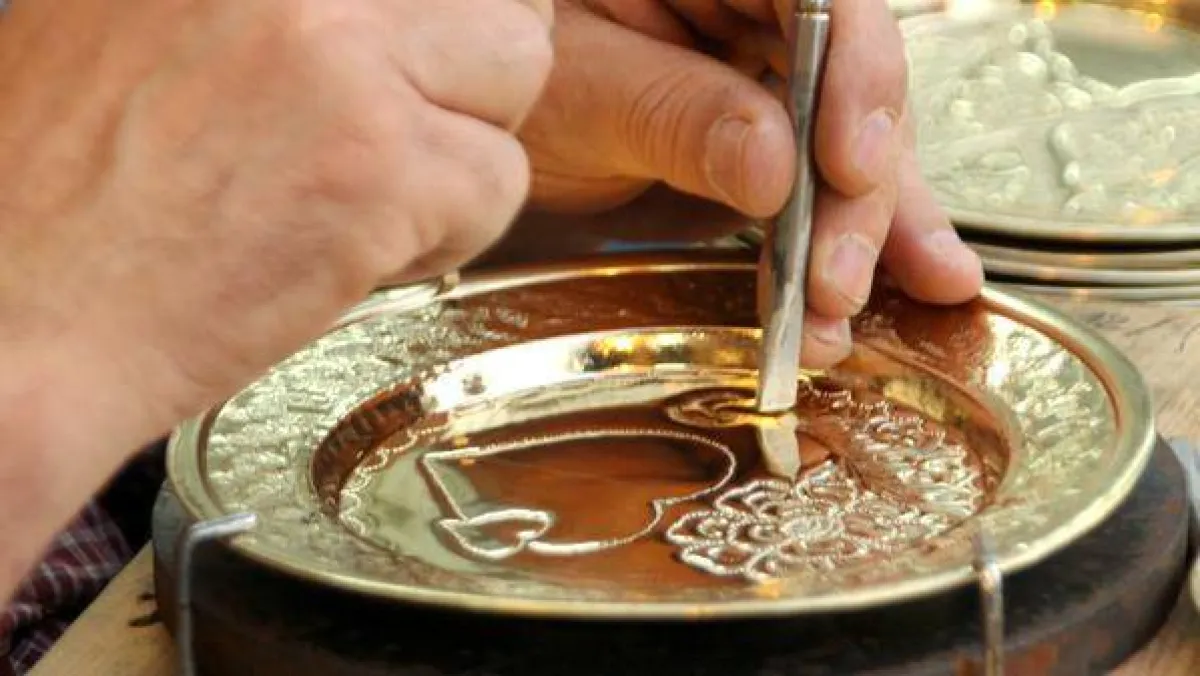 النقش على  المعادن