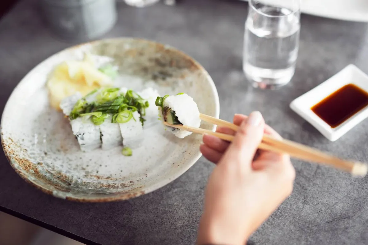 صورة لامرأة تتناول السوشي