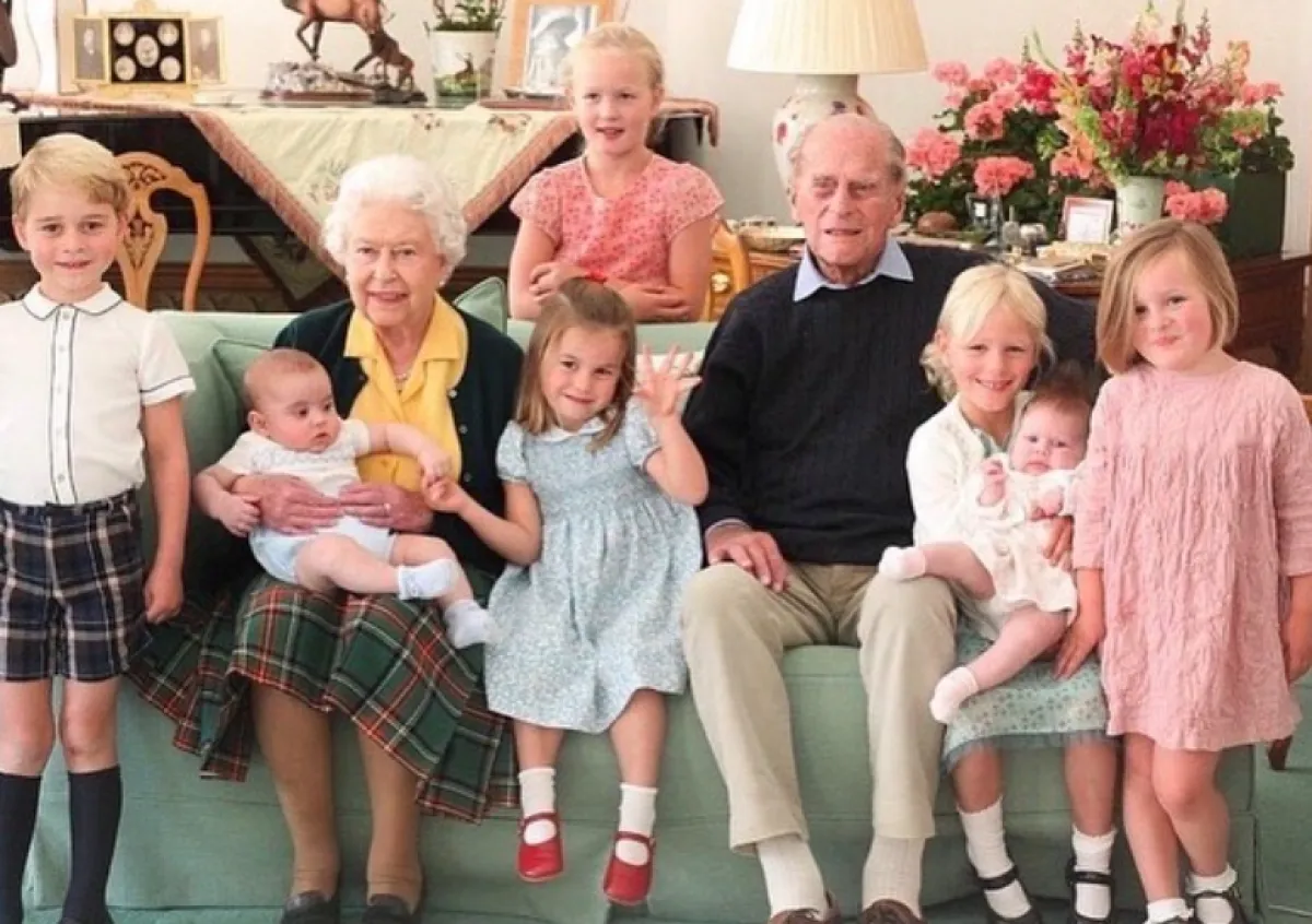 الملكة إليزابيث مع زوجها الراحل الأمير فيليب وأحفادهما 