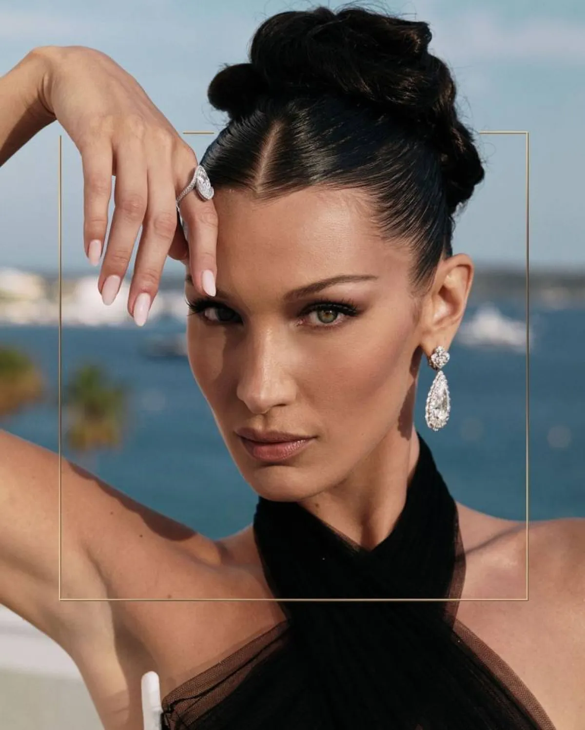 بيلا حديد بمجوهرات شوبارد-الصورة من حساب دار المجوهرات على انستغرام