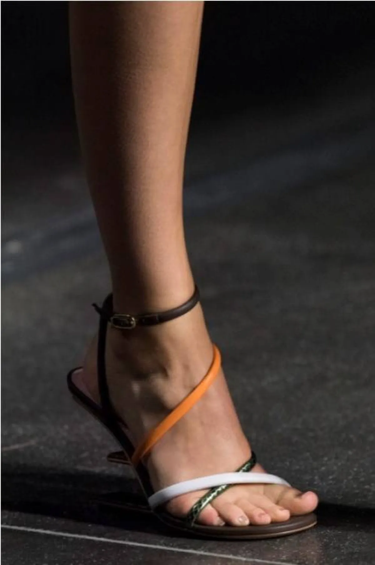  حذاء بكعب عالي من فندي Fendi 