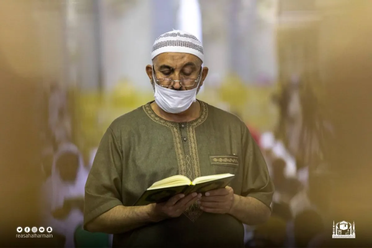 معتمر يقرأ القرآن في المسجد الحرام - الصورة من موقع رئاسة شؤون الحرمين