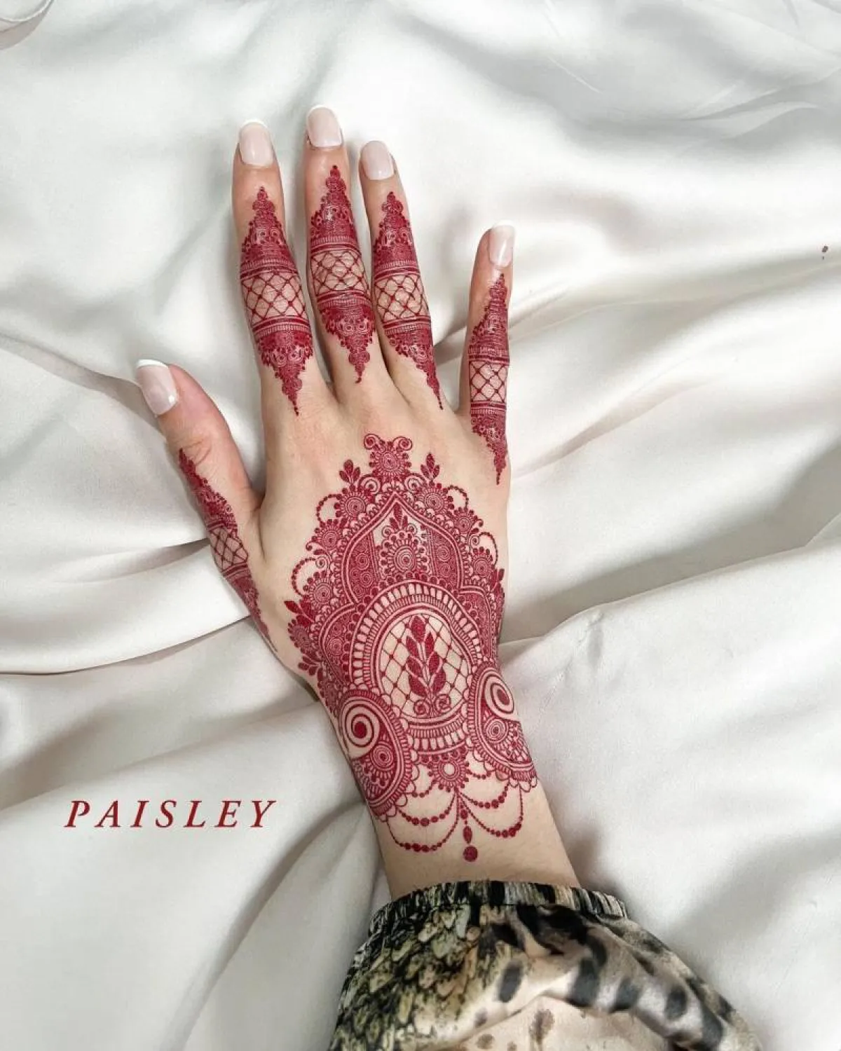 نقش حناء حمراء بالرسوم الهندسية والأزهار على اليد