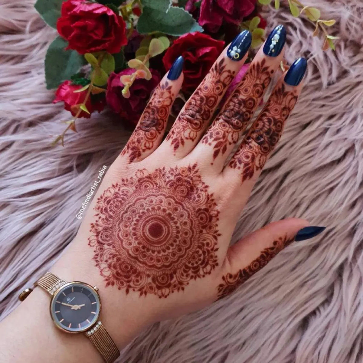 نقش حناء حمراء بالأزهار للعروس على اليد والأصابع