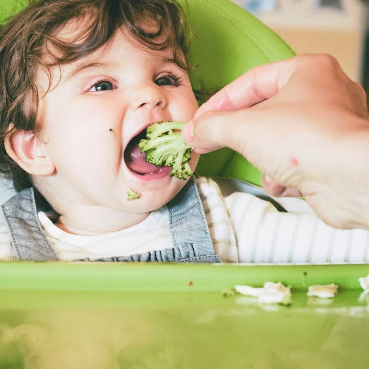 صورة لطفل يلتهم البروكلي