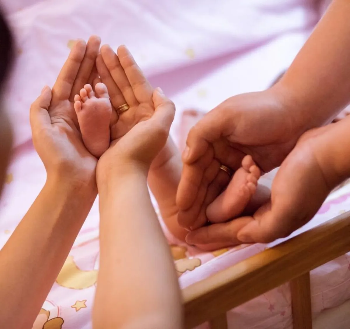 صورة تعبيرية عن العناية بالمولود