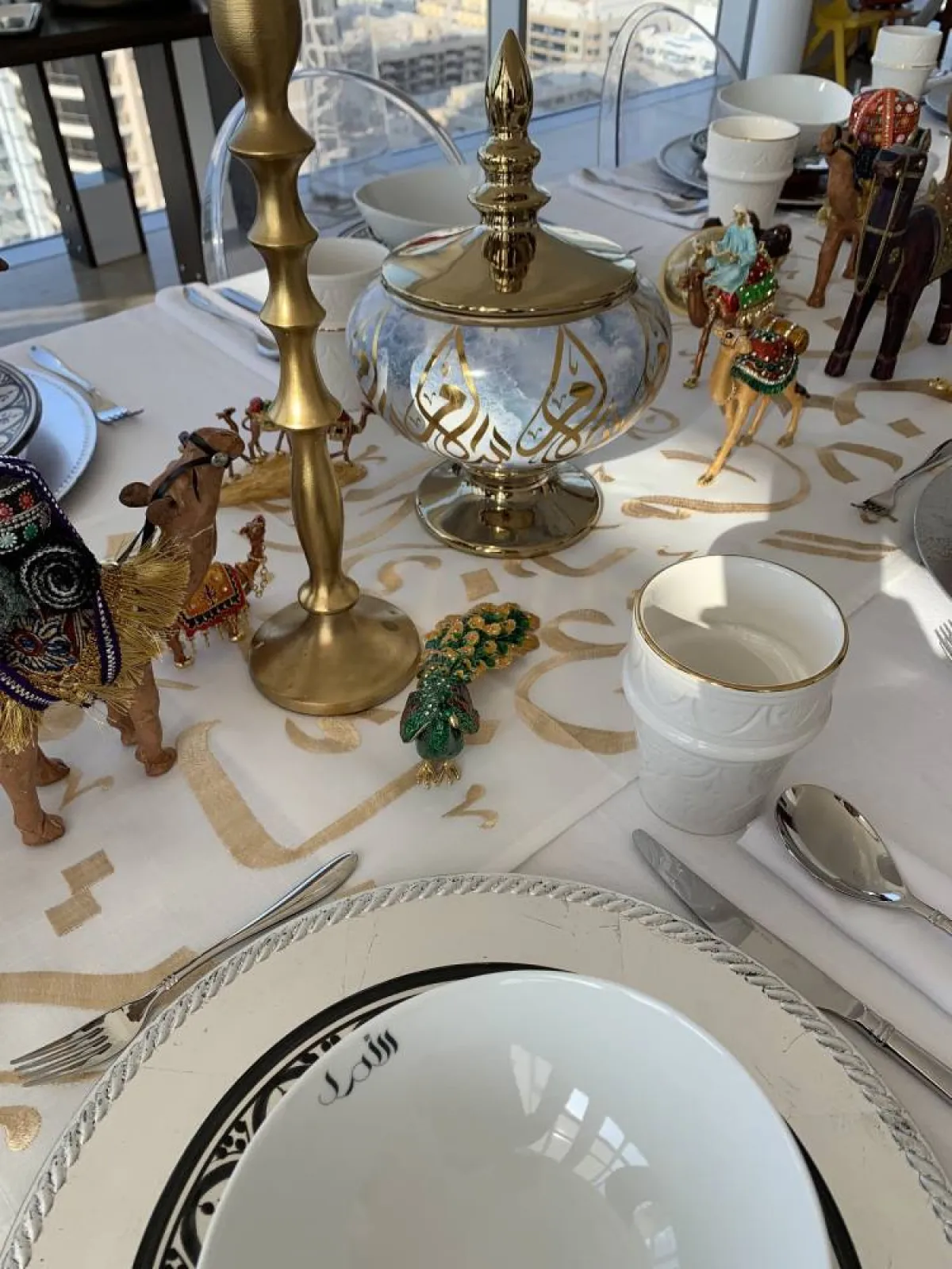 تزيين هذه الطاولة يتحقّق عن طريق الاكسسوارات المختارة من متاجر بيع الأنتيك في أنحاء الإمارات