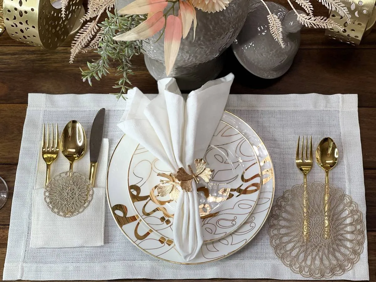 الطاولة تتزيّن بالاكسسوارات المتمثّلة، في: الشمعدانات والفوانيس