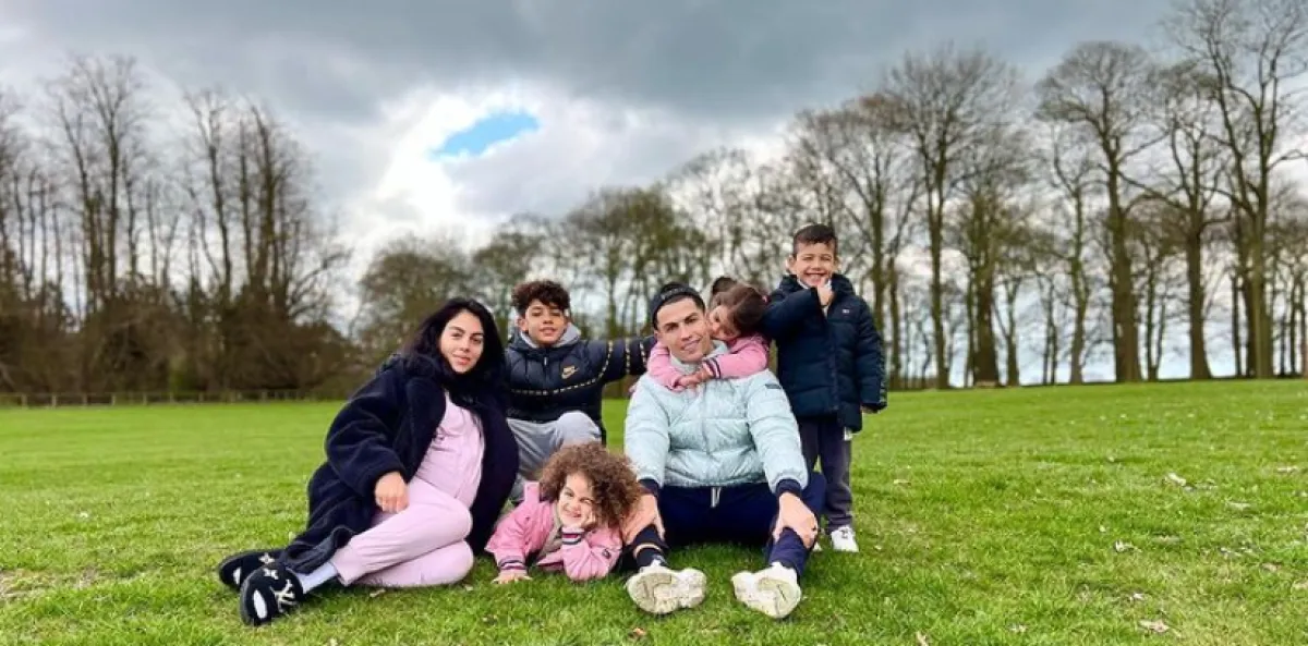 عائلة كريستياتو رونالدو - الصورة من حسابه في انستغرام