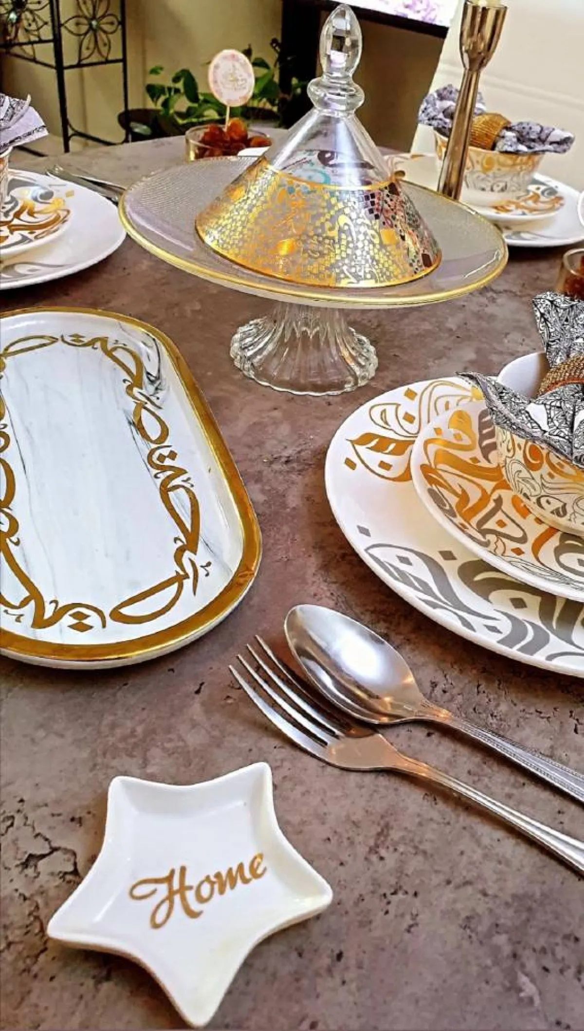 لمزيد من التميّز، هناك بعض اللمسات بلون الفضّة على المائدة