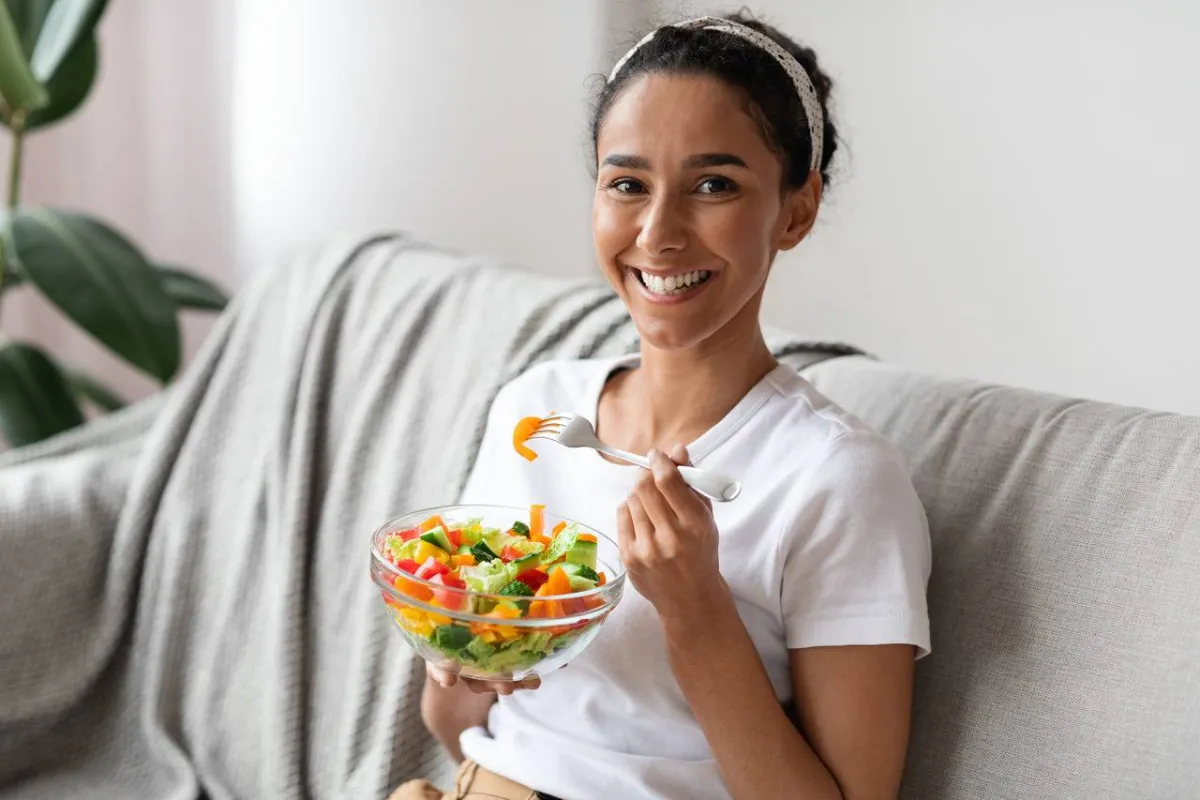 امرأة تتناول الطعام