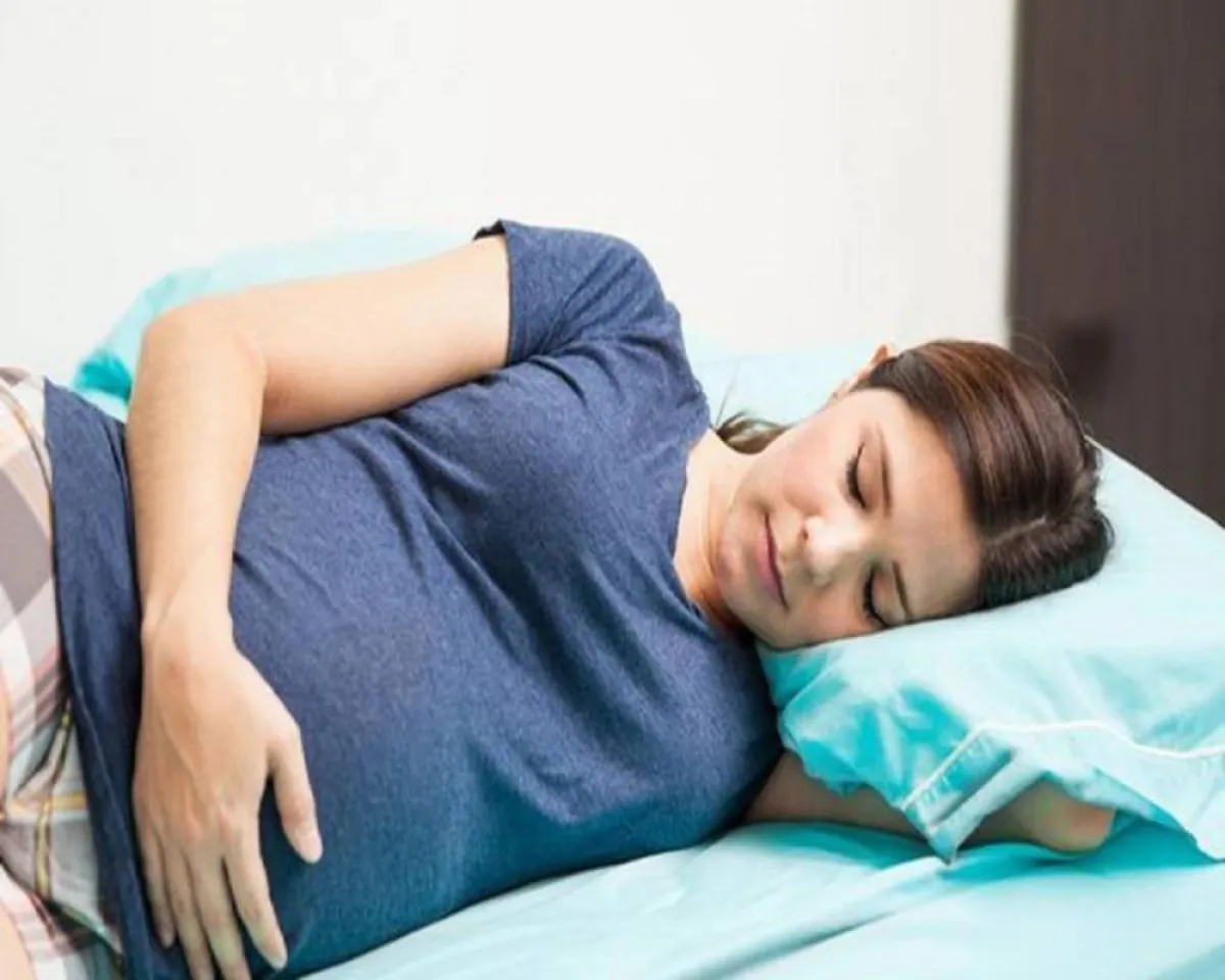 صورة لحامل تحصل على نوم صحي