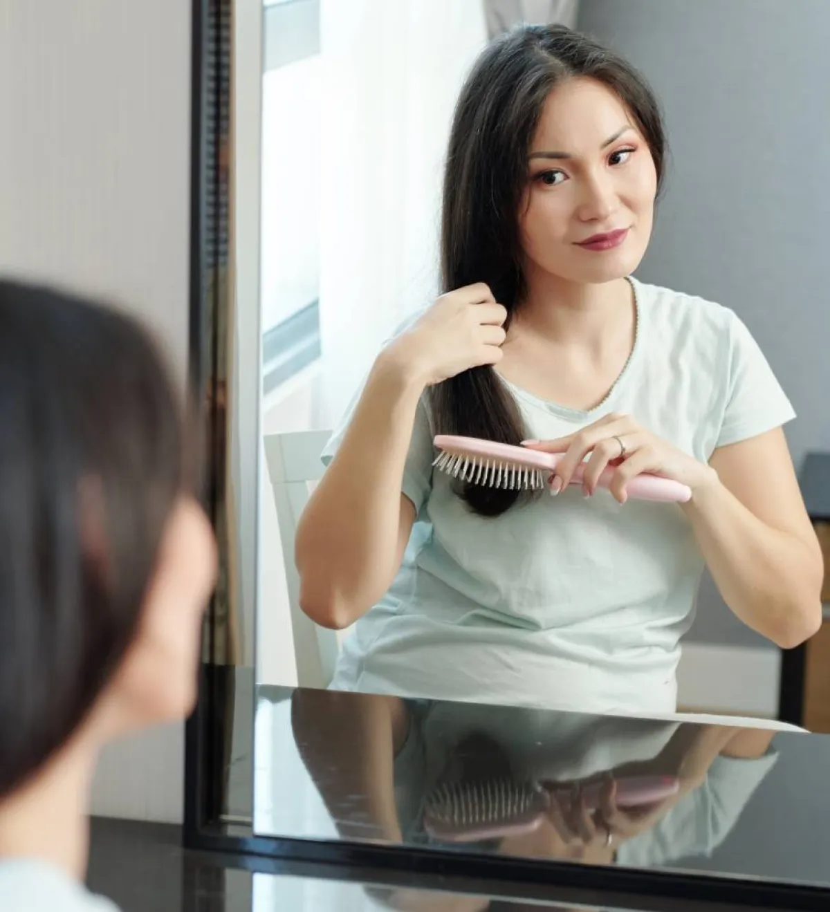 صورة لحامل تهتم بشعرها