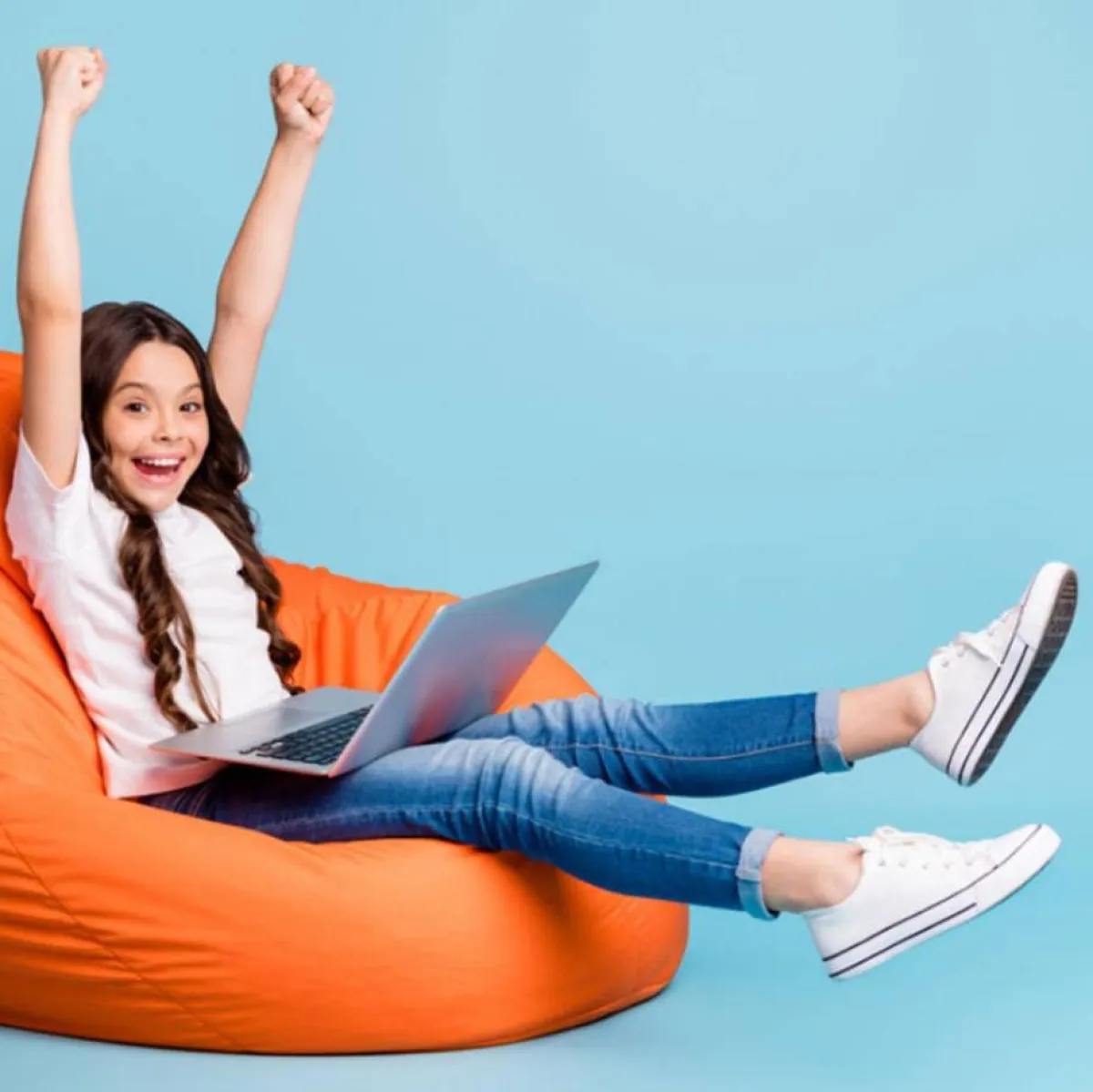 صورة لطفلة منتصرة