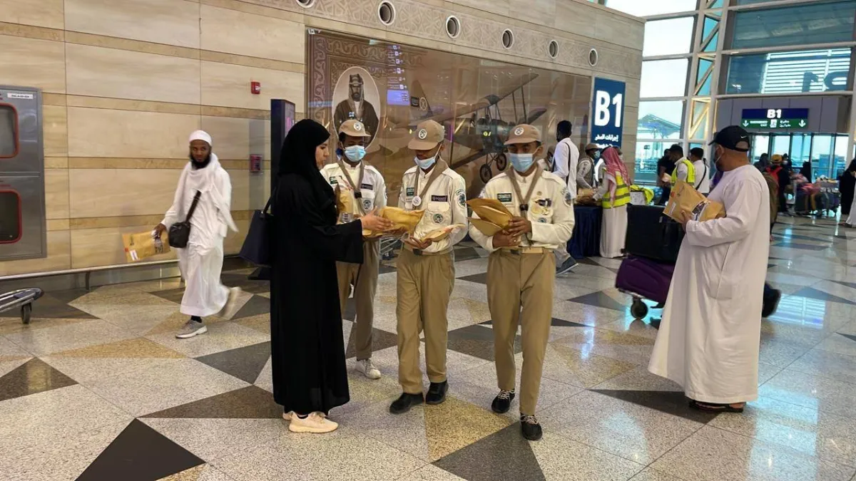 كشافة تعليم جدة يساندون المعتمرين في مطار  المؤسس