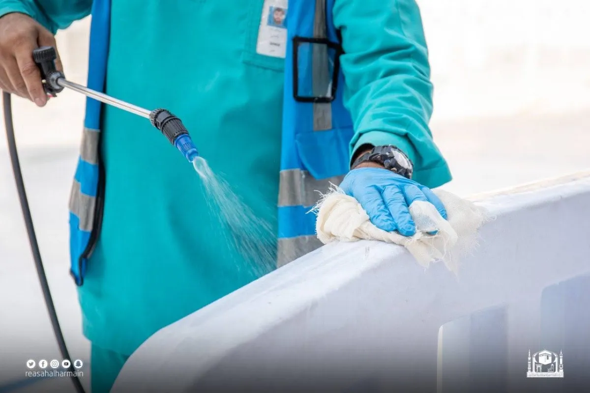 (70) فرقة عمل على مدار الساعة لتعقيم المسجد الحرام