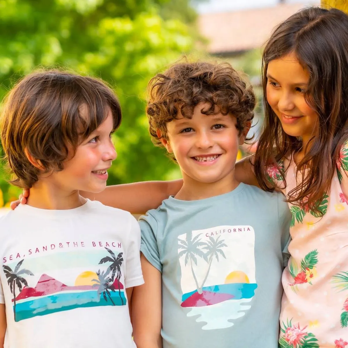 صورة للطفل الأوسط بين الكبير والصغير