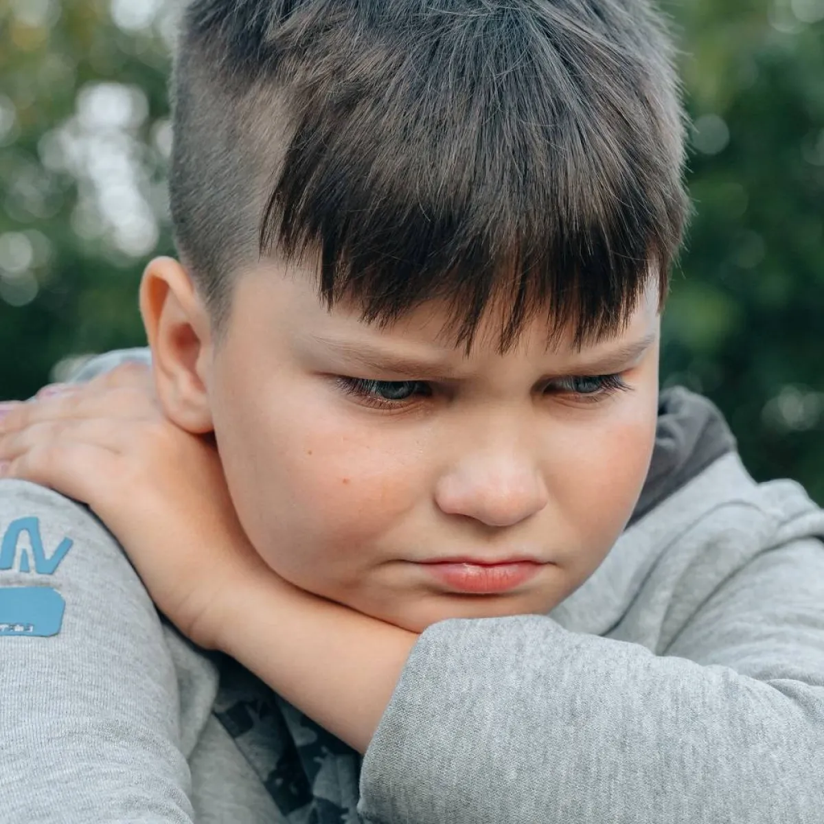 صورة لطفل يعاني العزلة والإحباط