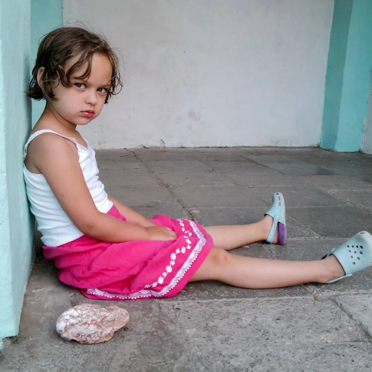 صورة لطفلة حزينة