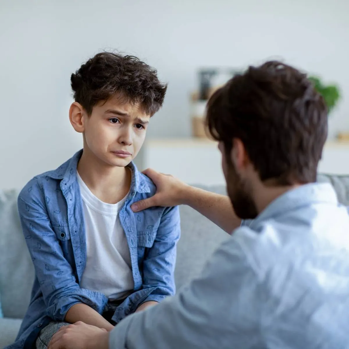 صورة لطفل يشكو لوالده