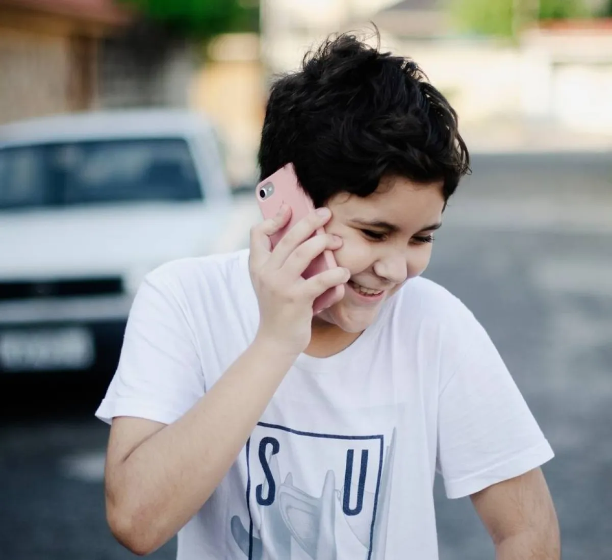 صورة لطفل يتكلم عبر الهاتف