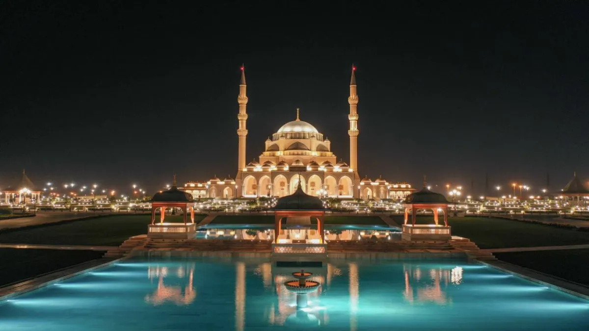 صلاة التهجد في الشارقة. الصورة من "وام"